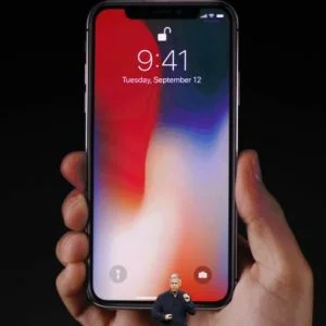 كسرت شاشة هاتف آبفون إكس؟ هذه كلفة تصليحها