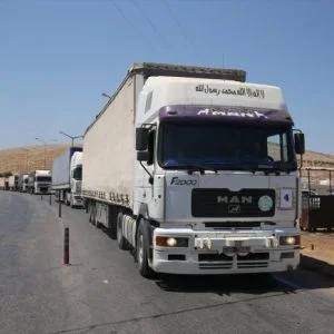 11 شاحنة مساعدات أممية تدخل إدلب السورية عبر تركيا