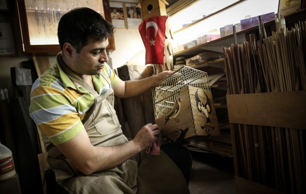نجّار تركي يُصدّر أقفاصًا مزخرفة للعصافير إلى 17 دولة "صور" 3