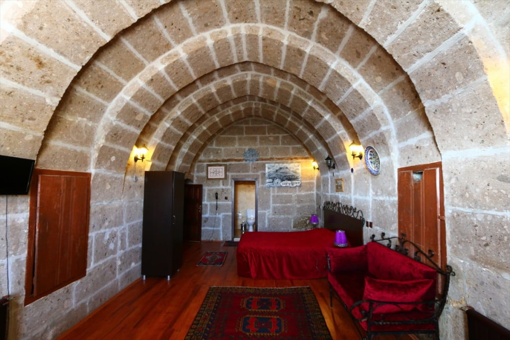 منازل حجرية تاريخية بتركيا.. تغري العرسان بالتقاط صور تذكارية 15