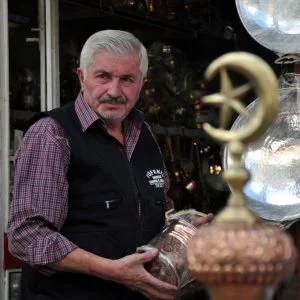 مسن تركي ينقش على النحاس منذ 50 عاما “صور”