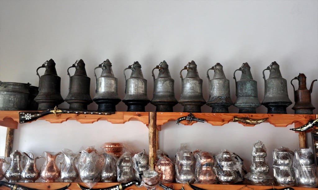 مسن تركي ينقش على النحاس منذ 50 عاما "صور" 3