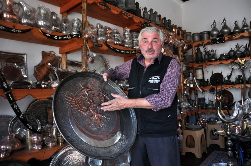 مسن تركي ينقش على النحاس منذ 50 عاما "صور" 9