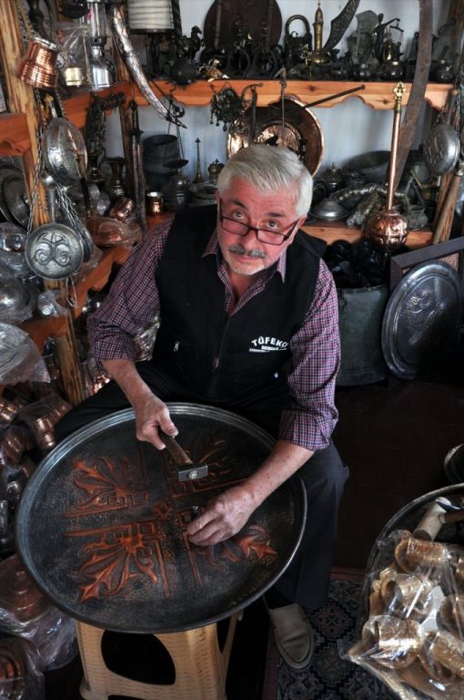 مسن تركي ينقش على النحاس منذ 50 عاما "صور" 11