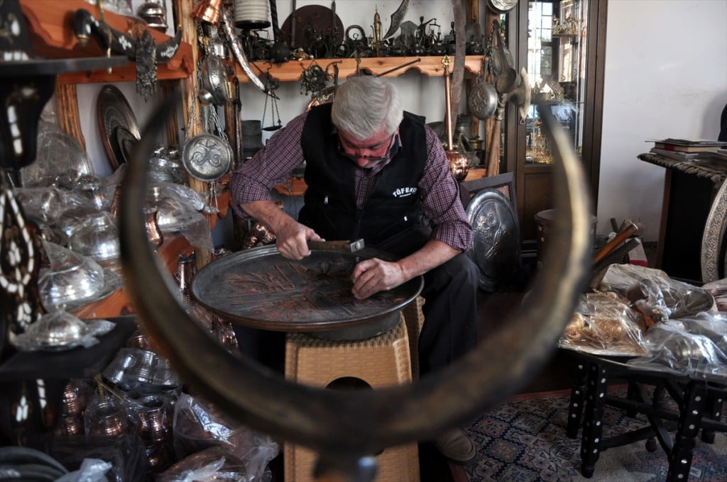 مسن تركي ينقش على النحاس منذ 50 عاما "صور" 13