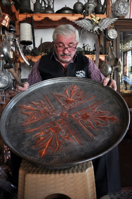 مسن تركي ينقش على النحاس منذ 50 عاما "صور" 15