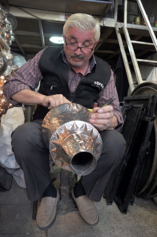 مسن تركي ينقش على النحاس منذ 50 عاما "صور" 17