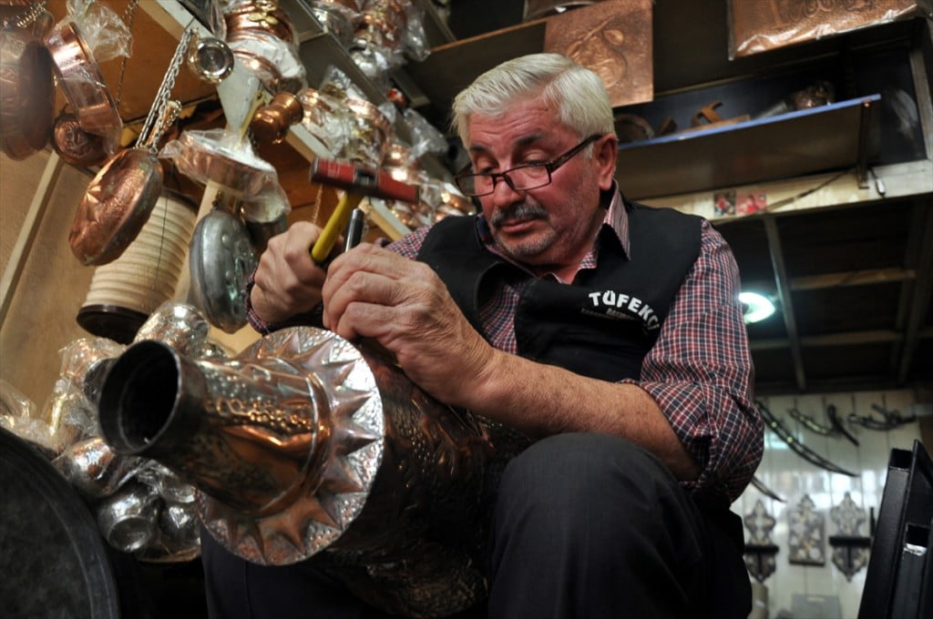 مسن تركي ينقش على النحاس منذ 50 عاما "صور" 19