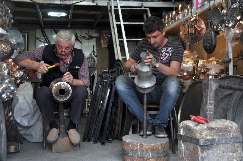 مسن تركي ينقش على النحاس منذ 50 عاما "صور" 22 مسن تركي ينقش على النحاس منذ 50 عاما "صور" 21