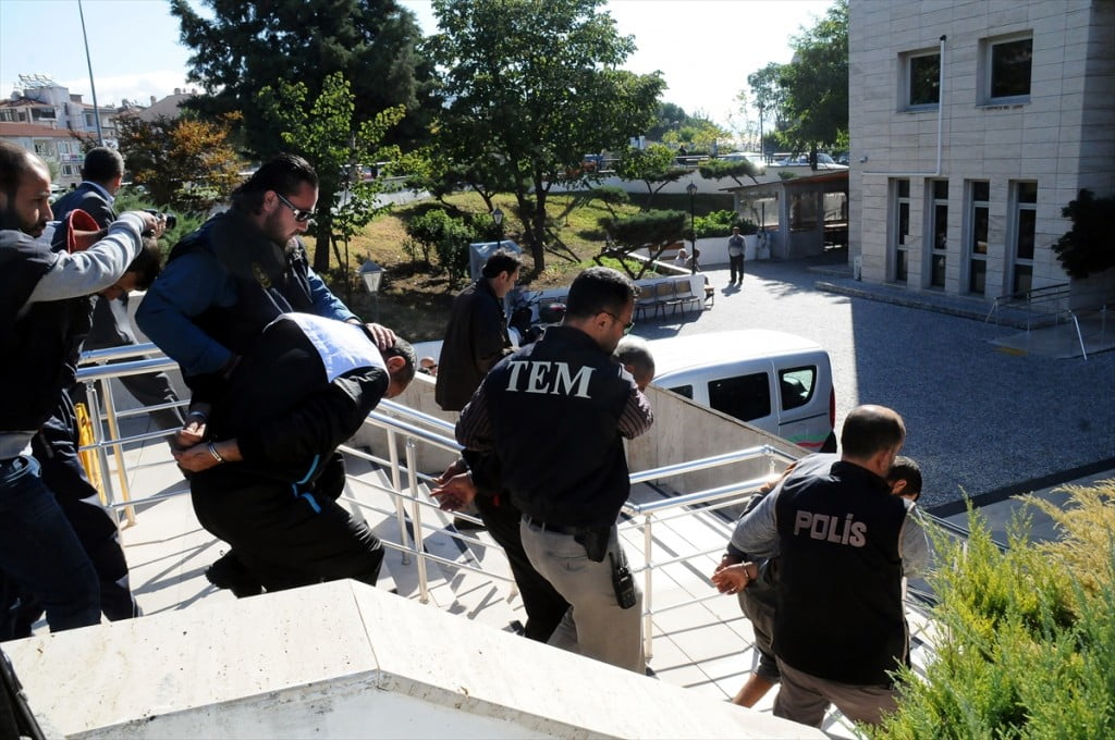 مكافحة الارهاب التركية تلقي القبض على 3 سوريين.. وهذه هي تهمهم 8 مكافحة الارهاب التركية تلقي القبض على 3 سوريين.. وهذه هي تهمهم 7