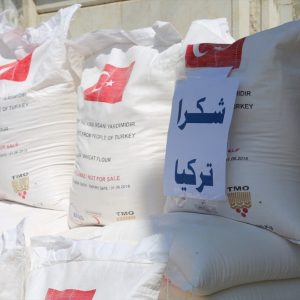 تركيا توزع مساعدات على موظفين بريف تعز اليمنية