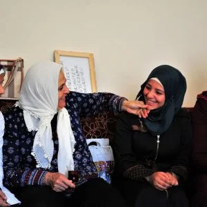 “سفراء محبة”.. أطفال سوريون يساعدون مسنين بغازي عنتاب التركية