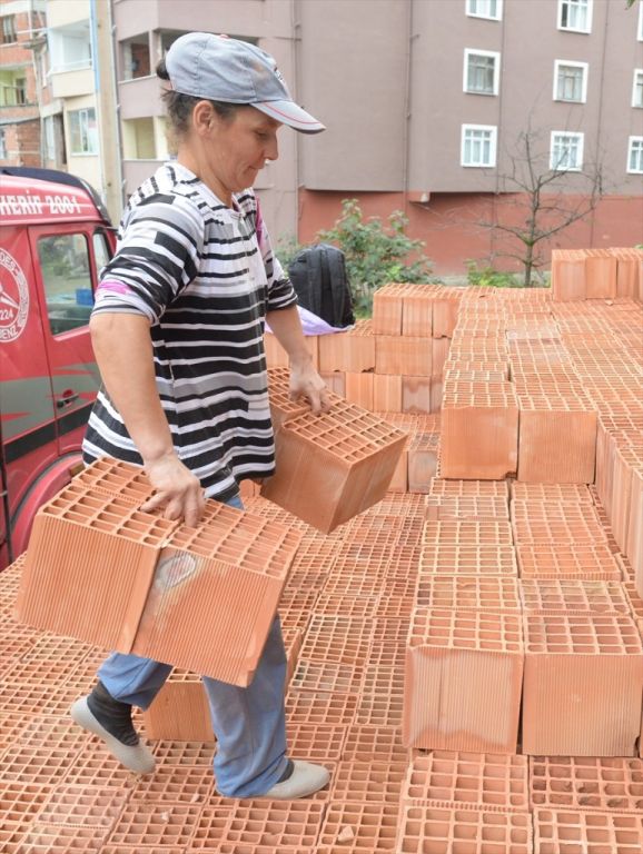 يستطعن تحميل 3 شاحنات من الطوب يومياً.. سيدتان تركيتان تزاحمان الرجال في أعمال البناء 3