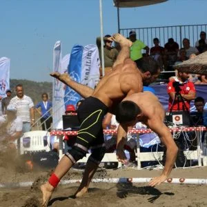 انطلاق بطولة العالم للمصارعة الشاطئية في تركيا