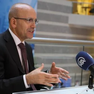 شيمشك يؤكّد أهمية رفع صندوق النقد الدولي توقعاته لنمو الاقتصاد التركي