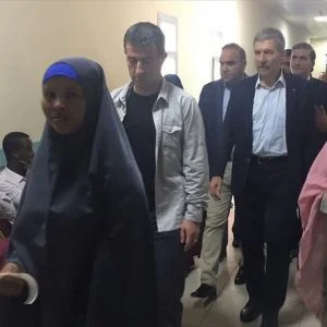 وصول طائرات مساعدات تركية الى الصومال