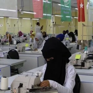 سوريات وتركيات ينتجن ملابسًا للمحتاجين في بلدان مختلفة