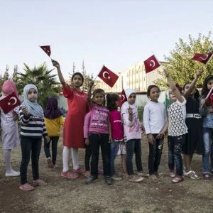 انتشار الجيش التركي بإدلب.. أمل يبعث حلم العودة لدى اليتامى السوريين