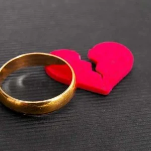 امرأة تجمع بين 3 أزواج لمدة 5 سنوات