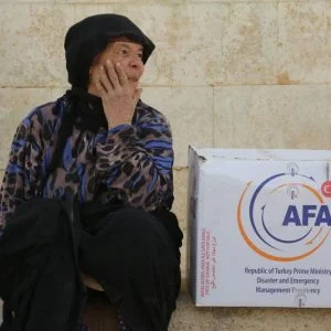 توزيع طرود تركية تحوي مساعدات إنسانية على 1500 أسرة سورية!