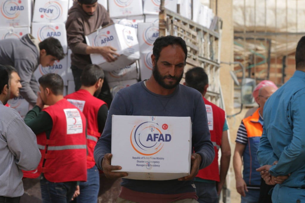 توزيع طرود تركية تحوي مساعدات إنسانية على 1500 أسرة سورية! 3