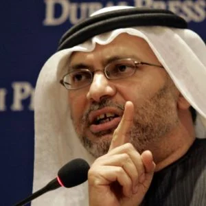 قرقاش.. لكي تستضيف قطر مونديال 2022