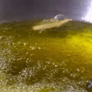 تزوج عليها فسكبت عليه الزيت المغلي