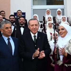 فيديو.. أردوغان يشارك شبان بوشناق بـ”صربيا” الغناء