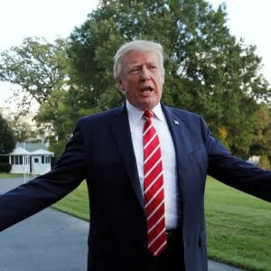 ترامب وأحد حلفائه السابقين يفضحان بعضهما امام الملايين