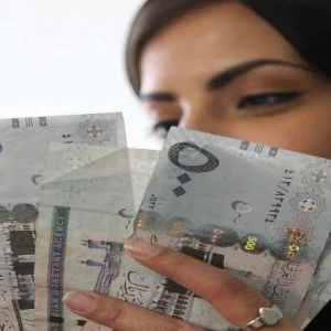 السعودية تمنح النساء حق العمل في الأسواق التجارية