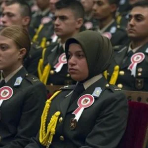 لأول مرة في تركيا.. محجبة تدخل الكلية الحربية البرية