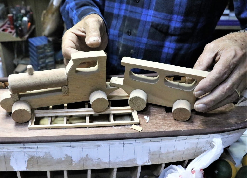 تركيا.. صانع أخشاب يحول مخلفاتها إلى مجسمات وألعاب ممتعة ! 5