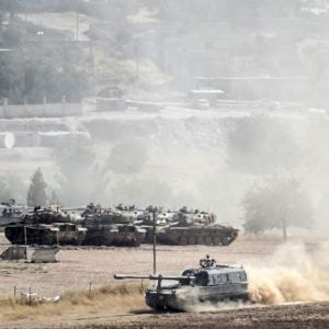 ثمان دبابات و50 مدرعة.. رتل عسكري تركي يدخل إدلب