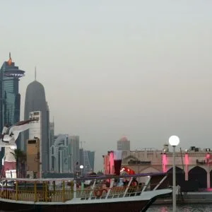 مسؤول قطري يجهش بالبكاء على الهواء مباشرة