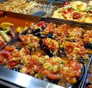 الأكل “يغلب” السياسة مطعم مصري يقدم وجبات تركية وإيرانية!