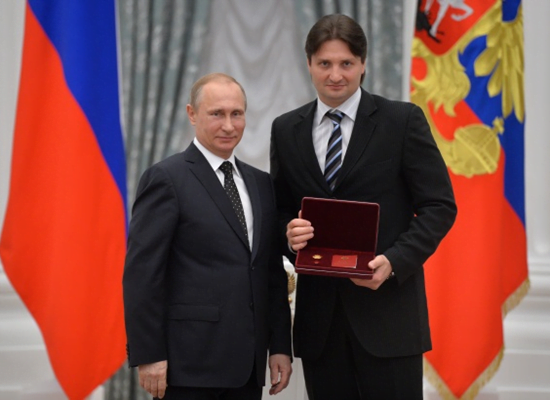 شاهد.. مدرب حيوانات روسي يظهر كمحلل سياسي بقناة تركية 1