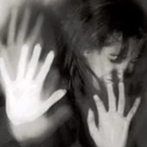 يعرض ابنة أخته ذات 14عاماً بـ 10 دولار