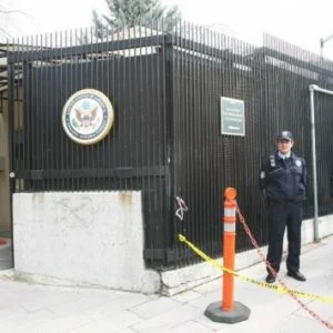 تراجع حاد للتحالف بين انقرة وواشنطن.. وتركيا تطالب برأس موظف آخر يتحصن في القنصلية الأمريكية