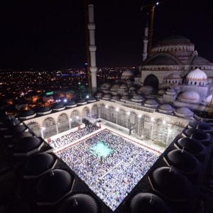 مسجد “تشاملجا”.. تحفة معمارية بإسطنبول مطرّزة بنقوش “النانو”