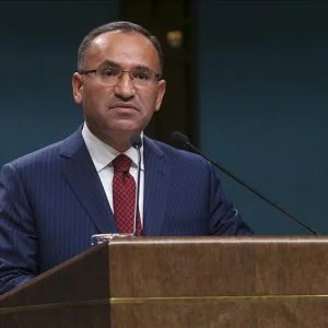 نائب يلدريم: رفع “ب ي د” صور زعيم “بي كا كا” بالرقة يثبت أنهما تنظيم واحد