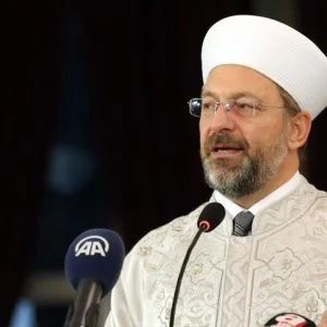 رئيس الشؤون الدينية التركي يطالب بوقف عمليات القتل والدمار بالعالم