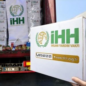 “الإغاثة الإنسانية” التركية توزع مساعدات على النازحين في إدلب السورية