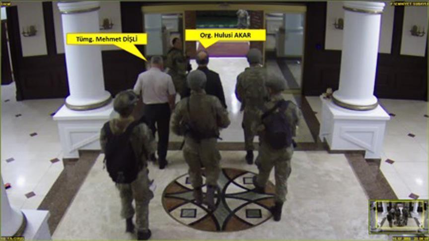 مشاهد جديدة تُظهر احتجاز انقلابيي 15 يوليو لرئيس الأركان التركي "صور" 1