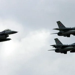 مقاتلات تركية تدمر مواقع لـ “بي كا كا” الإرهابية شمالي العراق