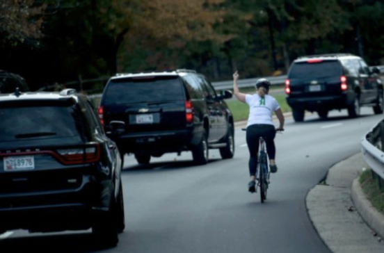 امرأة أمريكية تلقي على موكب ترامب التحية بإصبعها الأوسط (صورة) 1