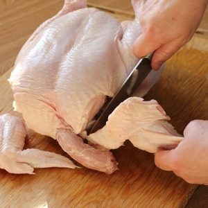 لا تغسلي الدجاج قبل طبخه لهذا السبب!