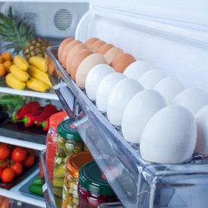 تحذير من وضع البيض في باب الثلاجة