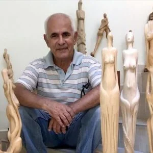 تركي يحوّل الحطب إلى أعمال فنية