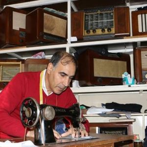 خيّاط تركي يهوى جمع أجهزة راديو تاريخية منذ 38 عامًا