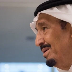 صور جديدة للملك سلمان مع الأمير طلال وابن أخيه